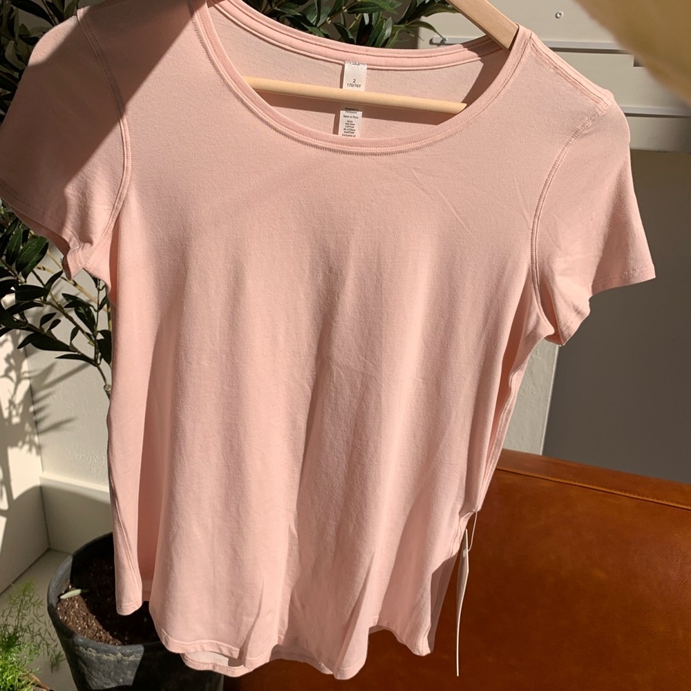 LULULEMON T-SHIRT